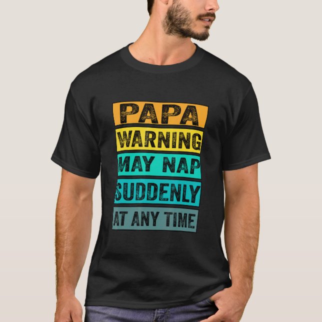 Camiseta Papá Aviso Pode Dormir De Repente A Qualquer Momen (Frente)