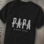 Camiseta Papa desde 20XX Moderno Elegante Simples<br><div class="desc">Esta design simples e moderna é composta por tipografia sã-serif.</div>