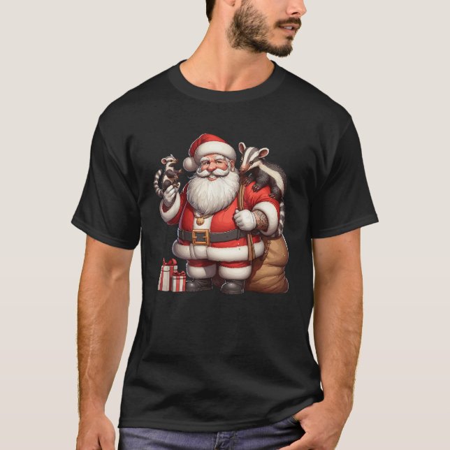 Camiseta Papai Noel Americano segurando um teatro presente  (Frente)