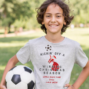 Camiseta Papai Noel de Futebol Dando o Pontapé Inicial em u
