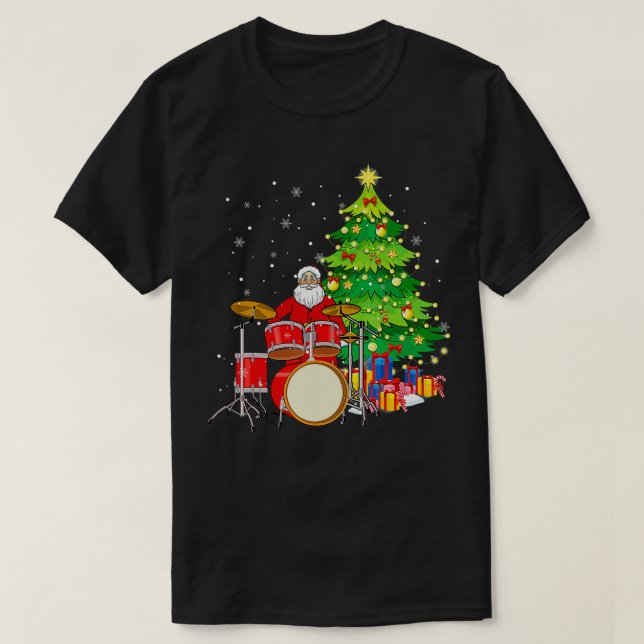 Camiseta Papai Noel Joga Tambores Perto da Árvore de Natal  (Frente do Design)