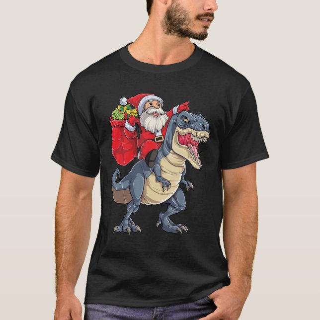 Camiseta Papai Noel montando dinossauro sobre presentes de  (Frente)