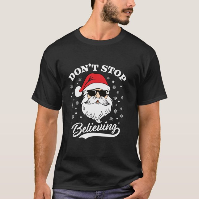 Camiseta Papai Noel não pára de acreditar no Natal engraçad (Frente)