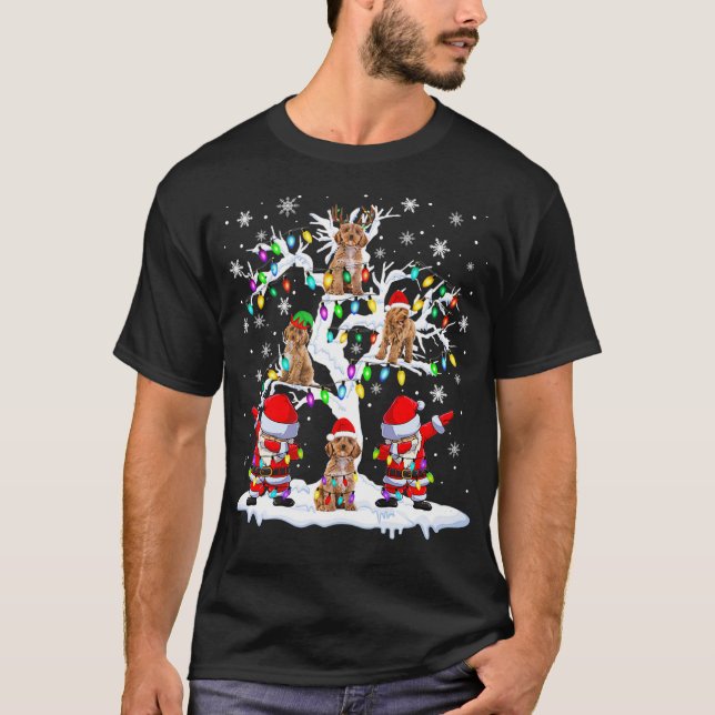 Camiseta Papais noeis ELF Reindeer Cockapoo Na Cama De Árvo (Frente)