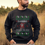 Camiseta Papais noeis Engraçados Dabbing Ugly Christmas<br><div class="desc">Esta camisola preta tem uma torção divertida e festiva no tema clássico do suéter de Natal feio. Na frente, um gráfico atraente e humoramente irreverente ganha o palco central, apresentando Papai Noel de um humor jovial, executando a popular dança chamada "dabbing". A silhueta icônica dos papais noeis, com suas bochechas...</div>