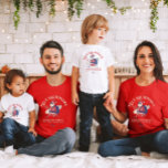 Camiseta Papais noeis Mele Kalikimaka do Havaí<br><div class="desc">Celebre o Natal com uma torção tropical! Esta t-shirt personalizada Mele Kalikimaka apresenta Papais noeis de repouso numa camisa havaiana e óculos de sol, carregando um prato de surfe. Personalize-o com o seu nome familiar, destino havaiano favorito e ano. Perfeito por adicionar vibrações insulares às suas festividades de férias, esta...</div>