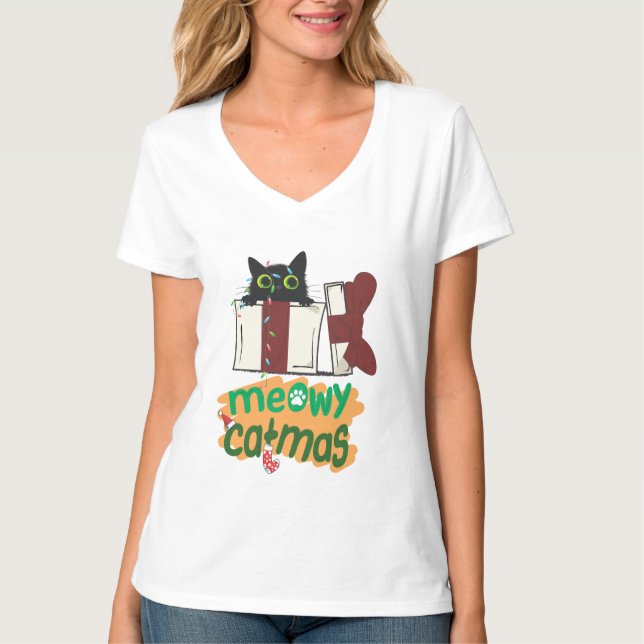 Camiseta Papais noeis pretos Gato enredado em luzes de árvo (Frente)