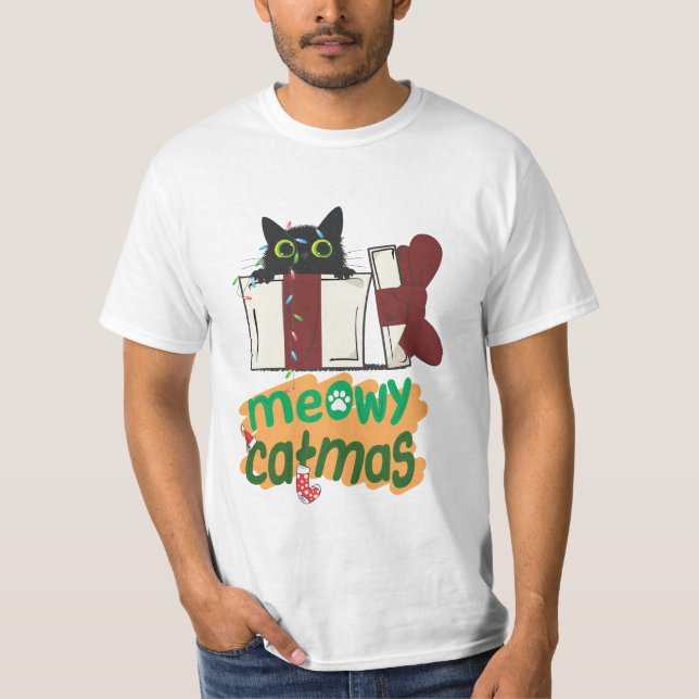Camiseta Papais noeis pretos Gato enredado em luzes de árvo (Frente)