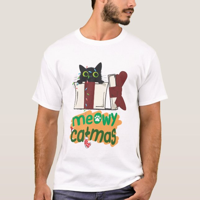 Camiseta Papais noeis pretos Gato enredado em luzes de árvo (Frente)