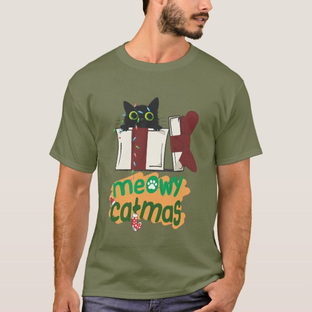 Camiseta Papais noeis pretos Gato enredado em luzes de árvo (Frente)