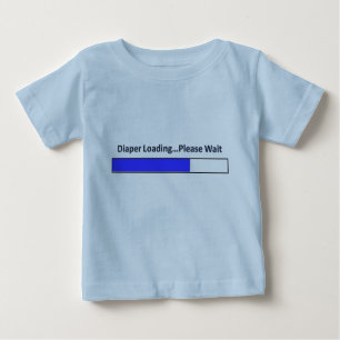 Camiseta Para Bebê A carga da fralda… espera por favor