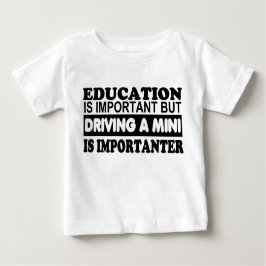 Camiseta Para Bebê A educação é importante mas conduzindo um mini…