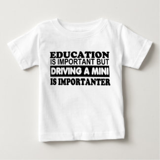 Camiseta Para Bebê A educação é importante mas conduzindo um mini…