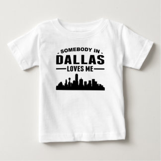 Camiseta Para Bebê Alguém Em Dallas Me Ama