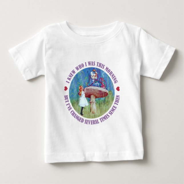Camiseta Para Bebê Alice no país das maravilhas: Eu soube quem eu era (Frente)