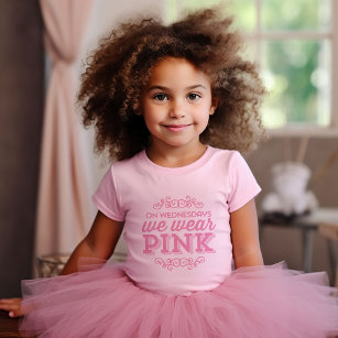 Camiseta Para Bebê Às quartas-feiras Vestimos uma citação cor-de-rosa