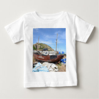 Camiseta Para Bebê Barco de pesca velho na praia