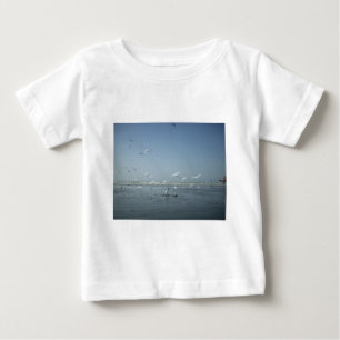 Camiseta Para Bebê Belas guindastes voando sobre o Balé da natureza