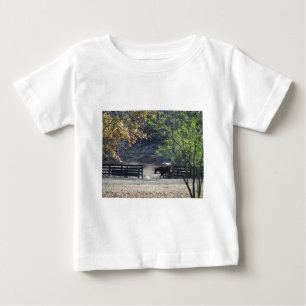 Camiseta Para Bebê Cavalo Marrom atravessando Cerca