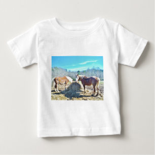 Camiseta Para Bebê Cavalos Raspados Recuperados comendo feno
