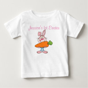 Camiseta Para Bebê Coelho cor-de-rosa que mantem a cenoura enorme