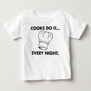 Camiseta Para Bebê Cozinheiros Fazem Isso... Todas as Noites
