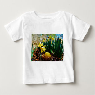 Camiseta Para Bebê Daffodils Amarelos e um ovo de Páscoa Amarelo