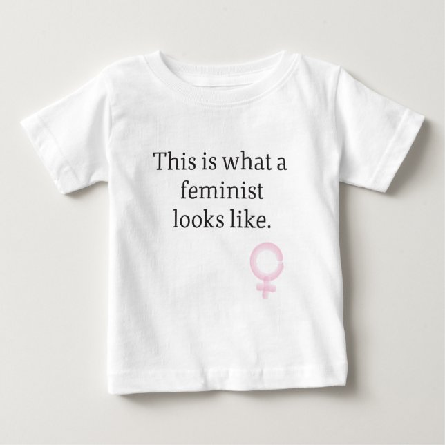 Camiseta Para Bebê É assim que uma feminista se parece. (Frente)