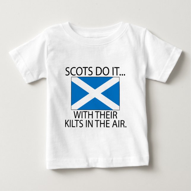 Camiseta Para Bebê Escoceses Fazem Isso... Com Seus Kilts No Ar (Frente)