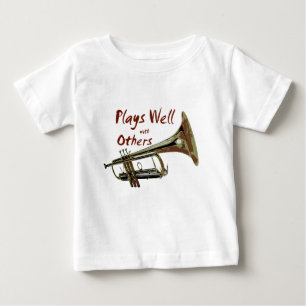 Camiseta Para Bebê Joga bem com outros/ trompete