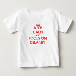 Camiseta Para Bebê Mantenha a calma e o foco em Delaney