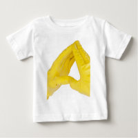 Mãos em luvas de látex amarelas