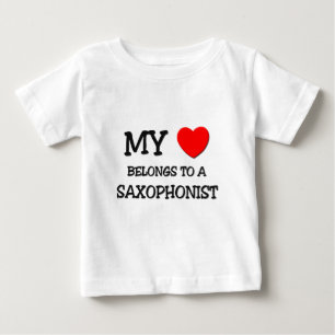 Camiseta Para Bebê Meu coração pertence a um SAXOFONISTA