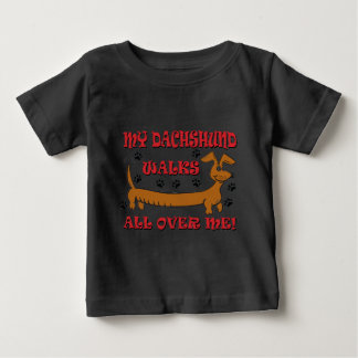 Camiseta Para Bebê Meu Dachshund Anda Por Cima de Mim
