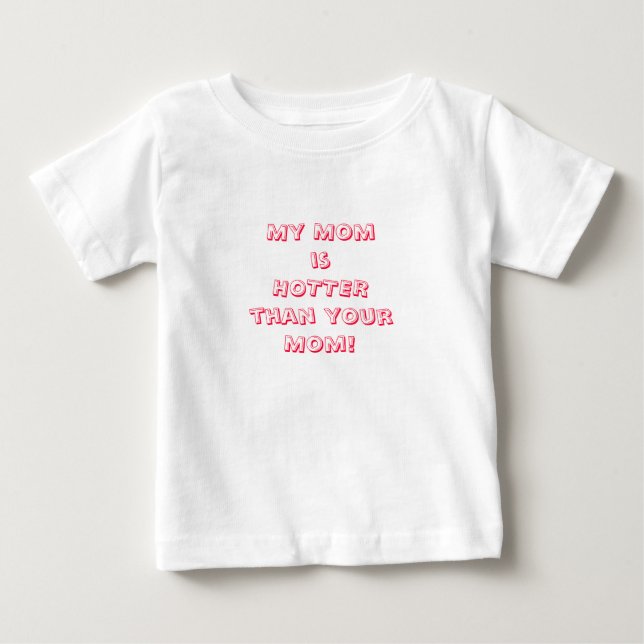 Camiseta Para Bebê Meu yourMom de Momis HOTTERthan! (Frente)