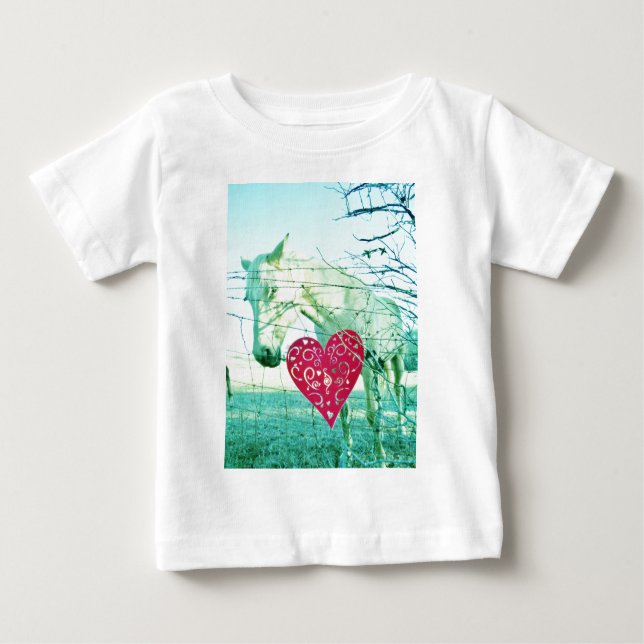 Camiseta Para Bebê Namorados de Coração Vermelho Cavalo Branco (Frente)