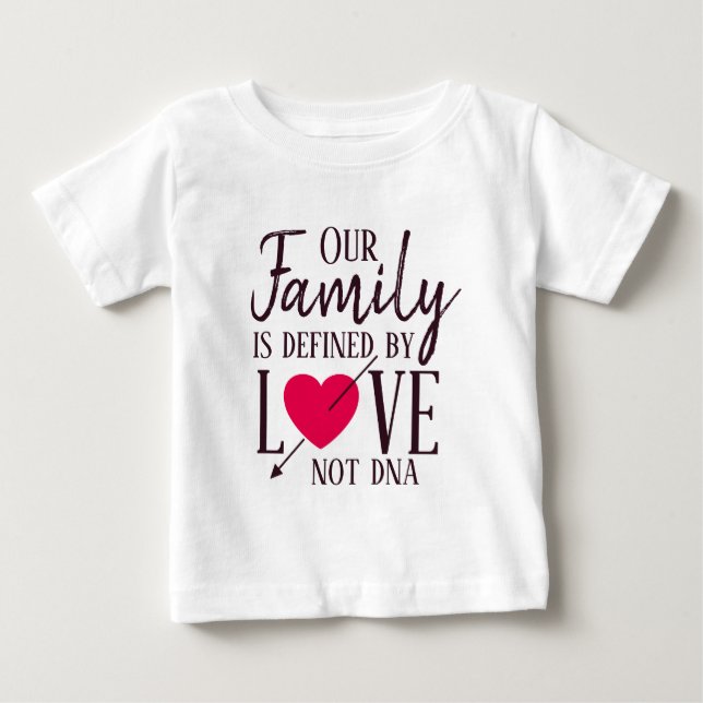 Camiseta Para Bebê Nossa família é definida pela adopção do ADN do (Frente)