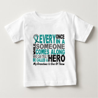 Camiseta Para Bebê O herói do câncer de ovário vem avante AVÓ