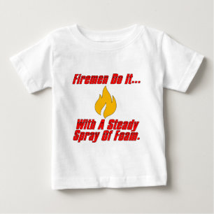 Camiseta Para Bebê Os bombeiros fazem isso... Com um fluxo constante 