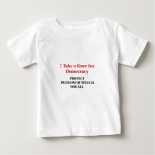 Camiseta Para Bebê Pegue um joelho pela democracia — Liberdade de e