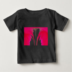 Camiseta Para Bebê Rosa vermelha fantástica do chic sob o céu branco.