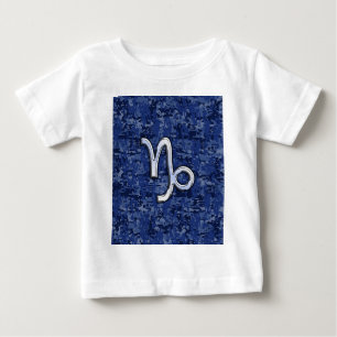 Camiseta Para Bebê Sinal do zodíaco do Capricórnio na camuflagem de