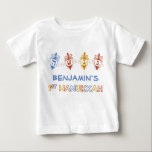 Camiseta Para Bebê T personalizado Hanukkah do bebê de Dreidels ø<br><div class="desc">Camisetas bonitos de um Hanukkah para o primeiro Chanukah do seu bebê! As características de design um séries de quatro dreidels de giro no ouro,  no vermelho,  e no azul. Personalize o design adicionando o nome da sua criança acima de "do texto ø Hanukkah".</div>