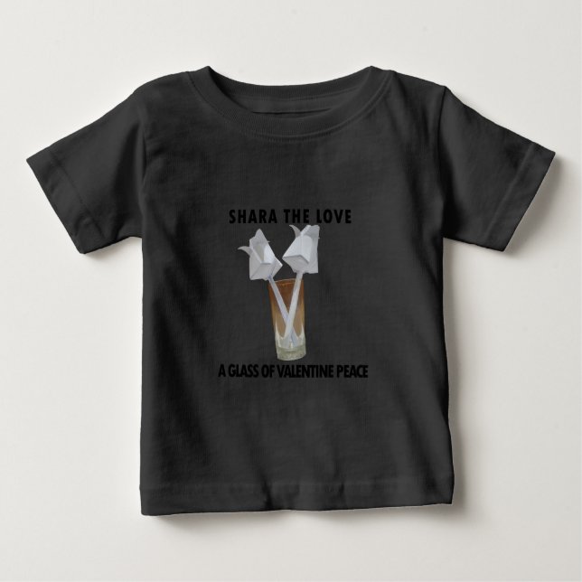 Camiseta Para Bebê Um copo de paz de valentine. (Frente)