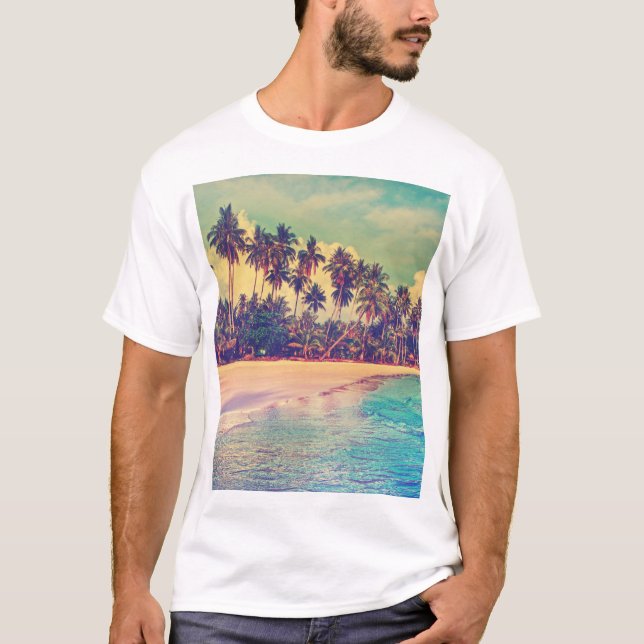 Camiseta Paraíso tropical: mar, hotel, praia. (Frente)