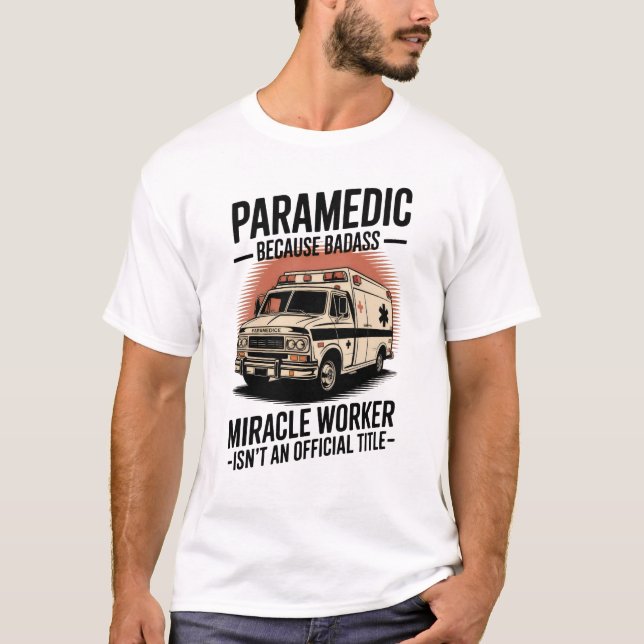 Camiseta Paramedic – Because Badass Miracle Worker Isn’t An (Frente)