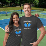 Camiseta Parceiros de Pickleball que Correspondem ao Tornei<br><div class="desc">Camisa de picleball divertida com 2 pás azuis e 2 linhas de texto personalizado. Perfeito para parceiros/companheiros de equipe de piquete - excelente para jogar torneio.</div>