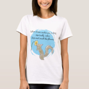 Camiseta Pare e cheire as flores com um esquilo
