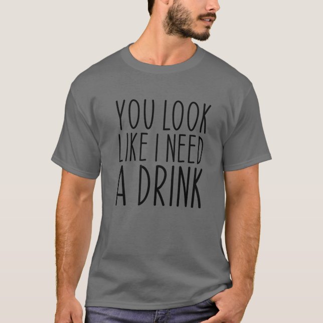 Camiseta Parece Que Preciso De Um Bebendo Engraçado. (Frente)
