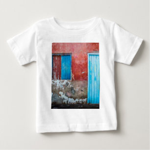 Camiseta Parede vermelha, azul e cinza, porta e janela